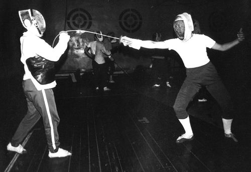 Индивидуальный урок фехтования проводит Л.Ф.Филиппова (на снимке слева)